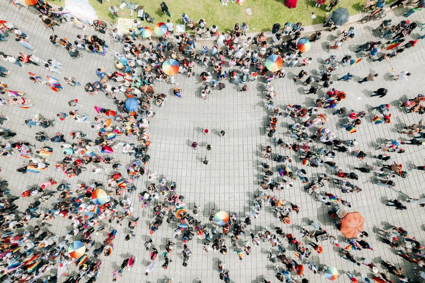 Ľudia zhora tvoriaci tvar srdca