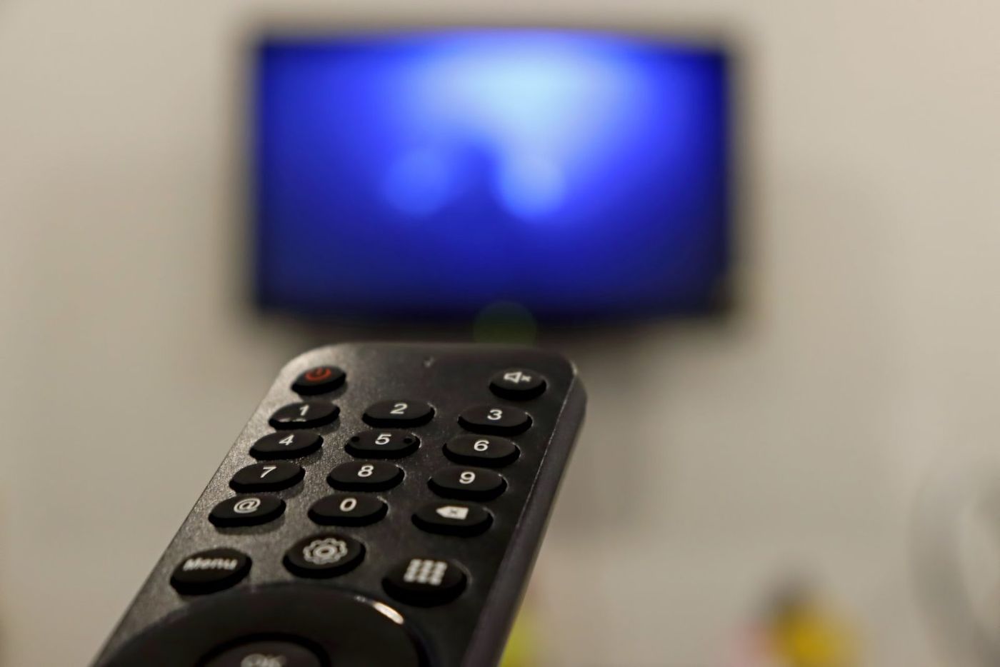 Diaľkový ovládač a televízor